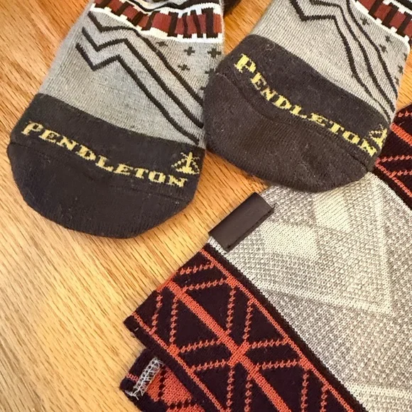 Pendleton ultimate cozy kit: hooded poncho & socks: cosmic bears motif one size - Picture 2 of 7